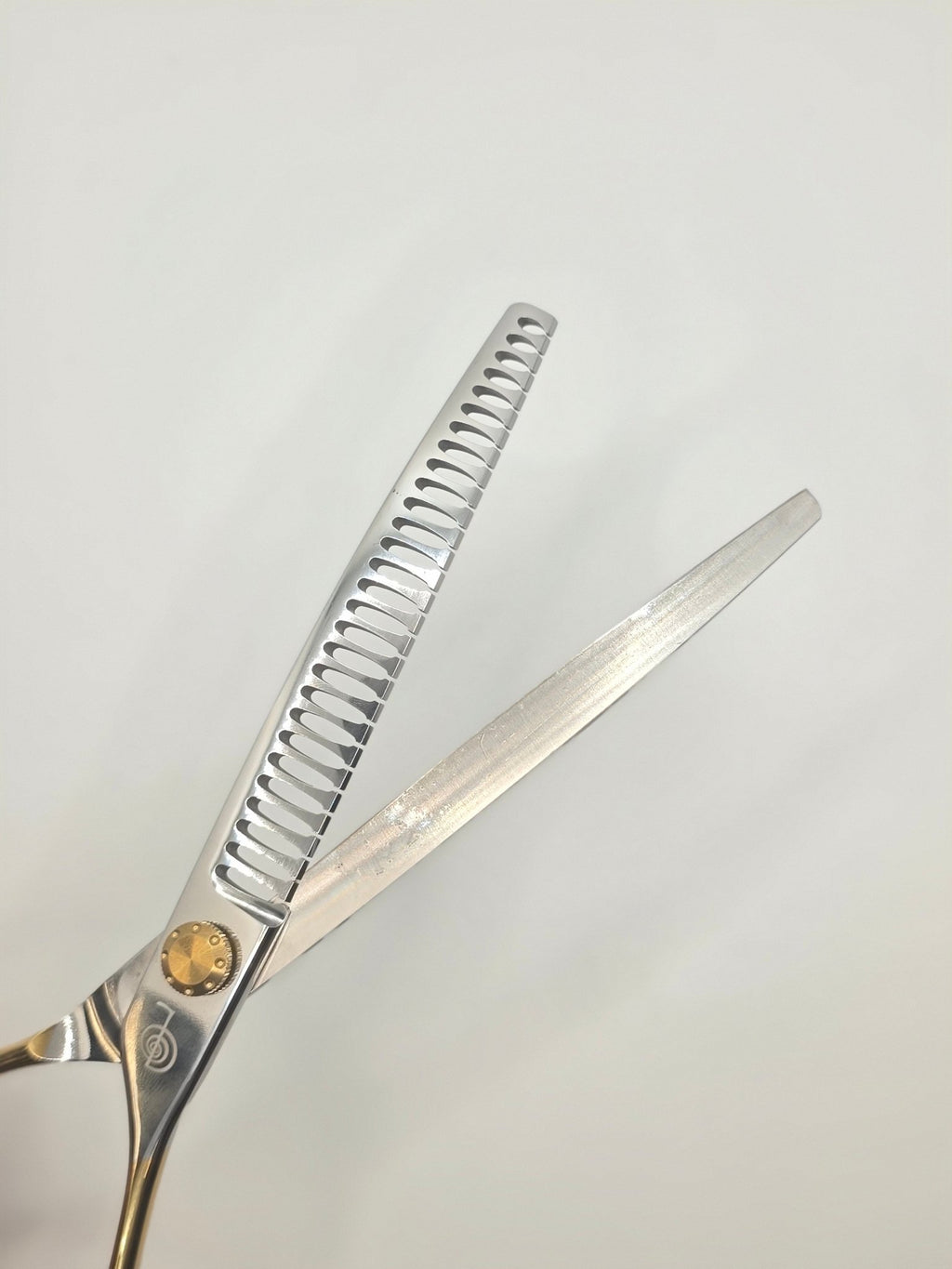 Curved chunker teeth on Golden Touch Midas professional dog grooming shears