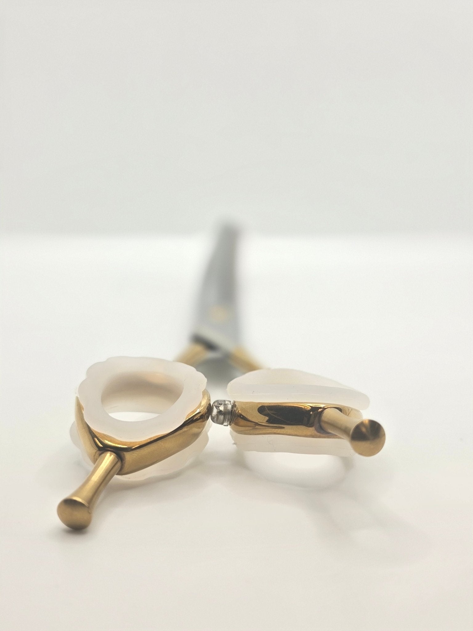 Ball bearing pivot and gold tension system on Golden Touch Midas curved chunker with butterfly flipper handle.